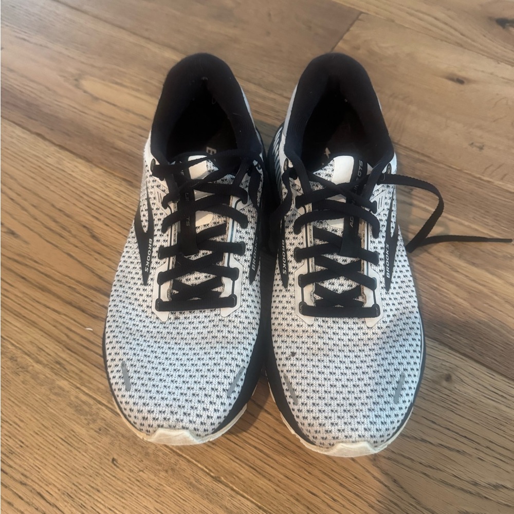 Brooks Black and White Athletic Shoes Lightweight Breathable Design